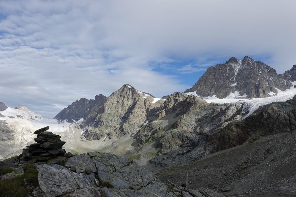 Vue sur le glacier Scerscen superiore et sur la crète à sa gauche, le bivouac Parravicini à 3183 m 